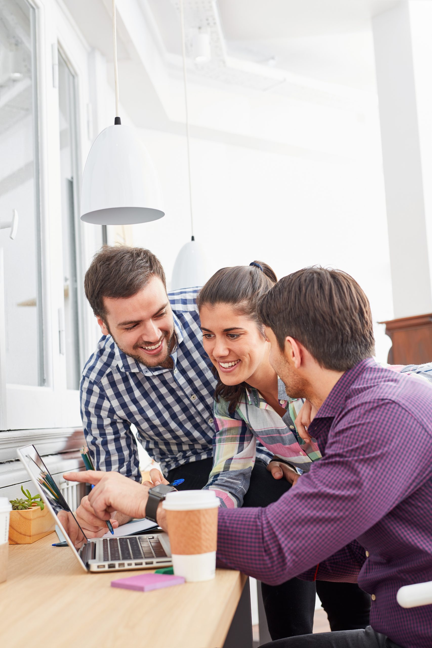 Entwickler Team im Start-Up diskutiert Innovation